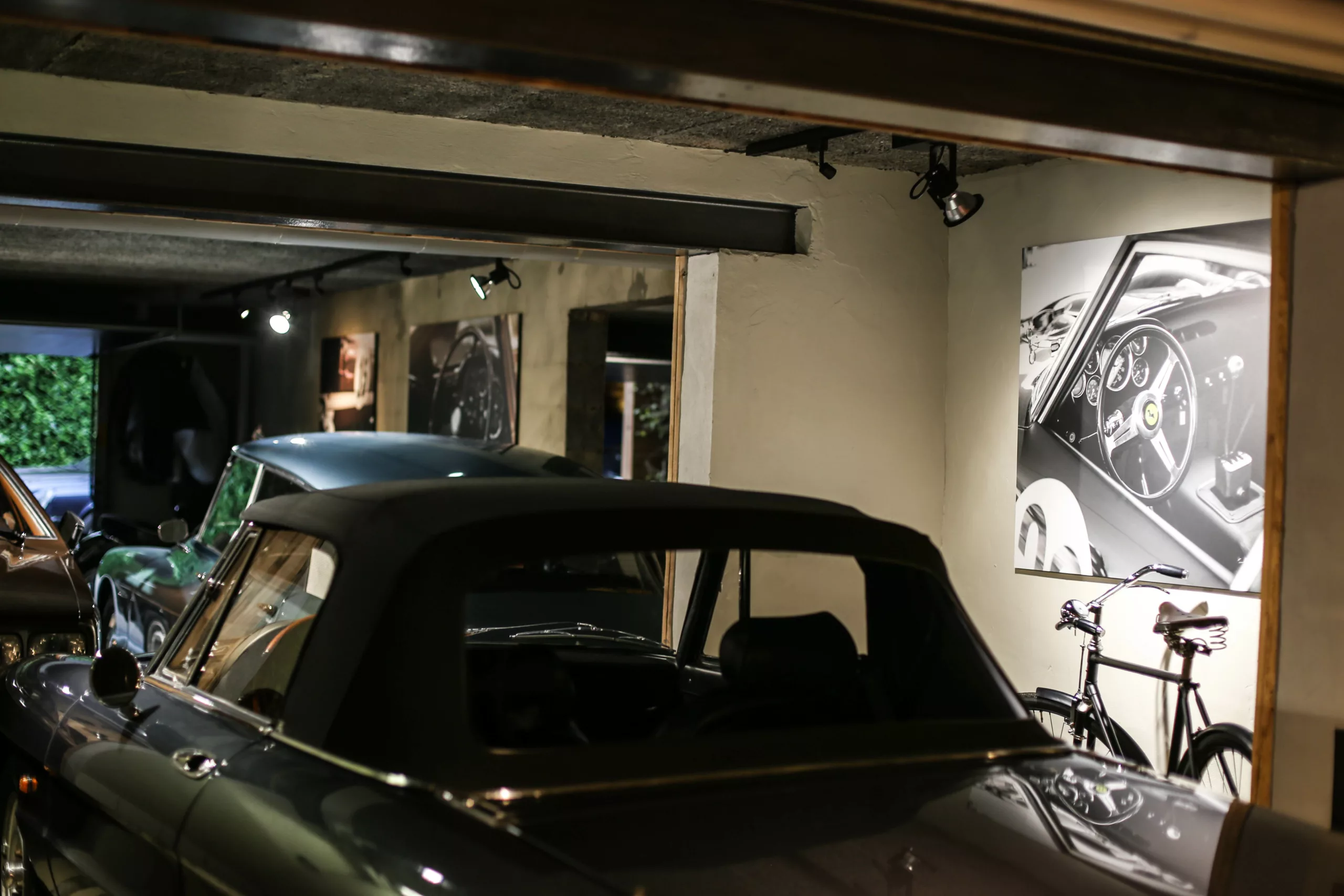 Obra Cars and Roses instalada en casa de un cliente - impresion fine art