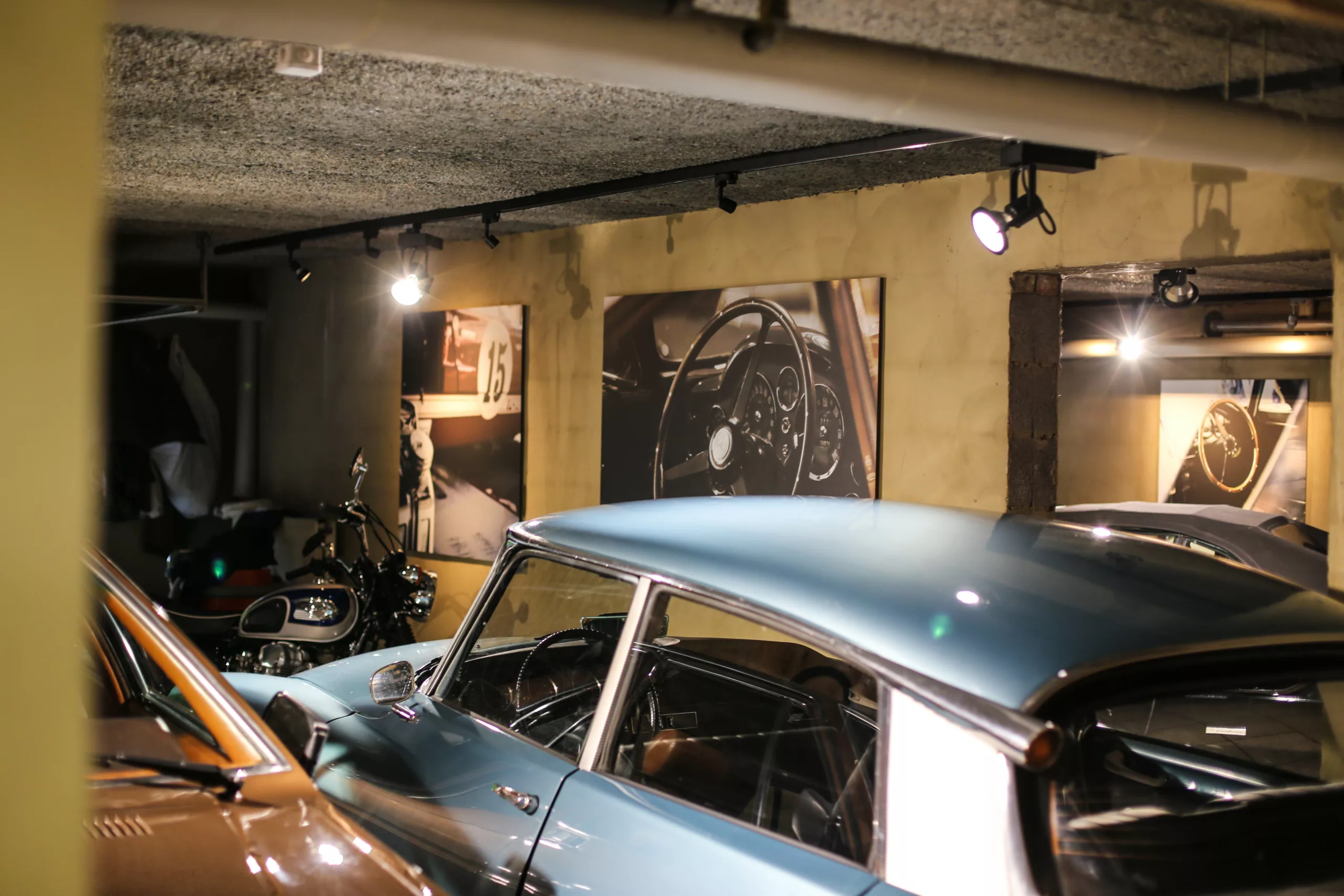 Obra Cars and Roses instalada en casa de un cliente - impresion fine art