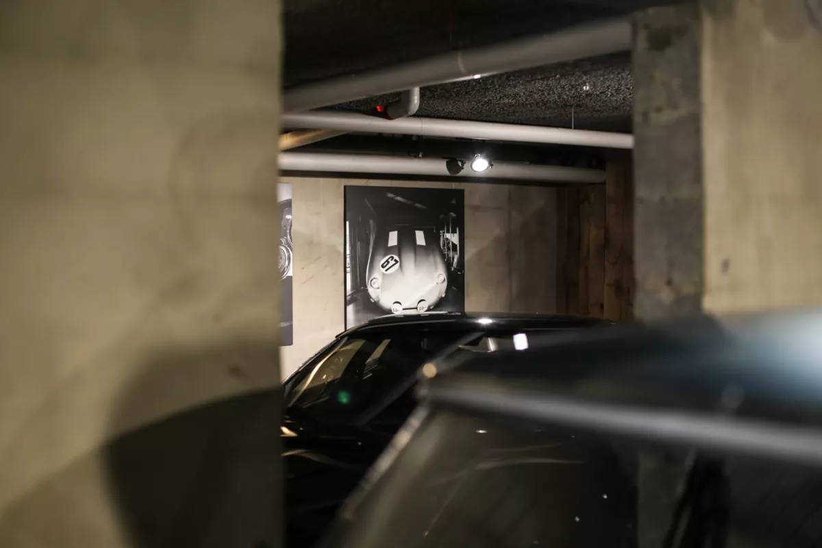 Obra Cars and Roses instalada en casa de un cliente – fotografía de autor