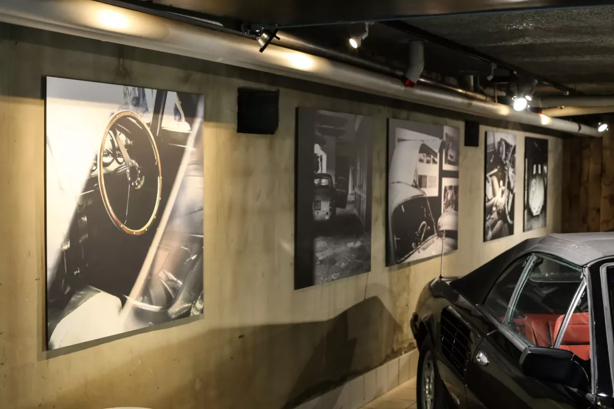 Obra Cars and Roses instalada en casa de un cliente – fotografía de autor