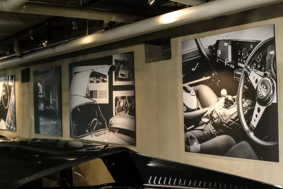 Obra Cars and Roses instalada en casa de un cliente – fotografía de autor
