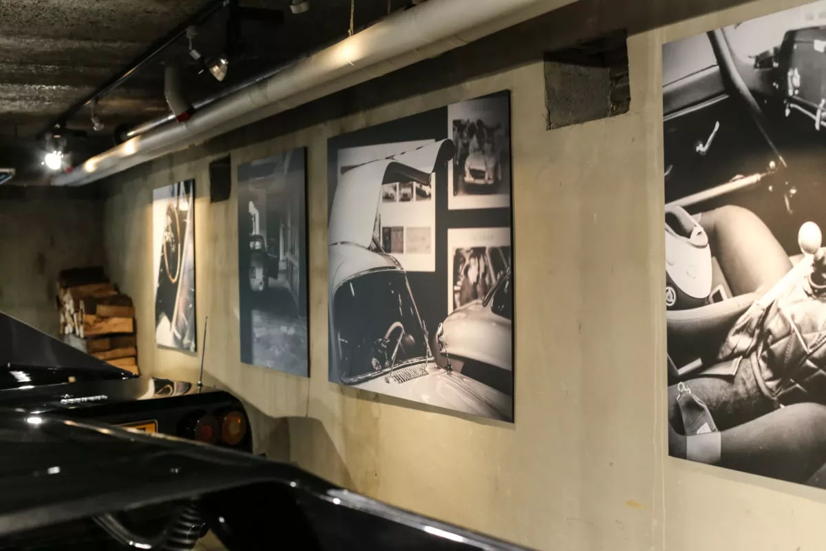Obra Cars and Roses instalada en casa de un cliente – fotografía de autor