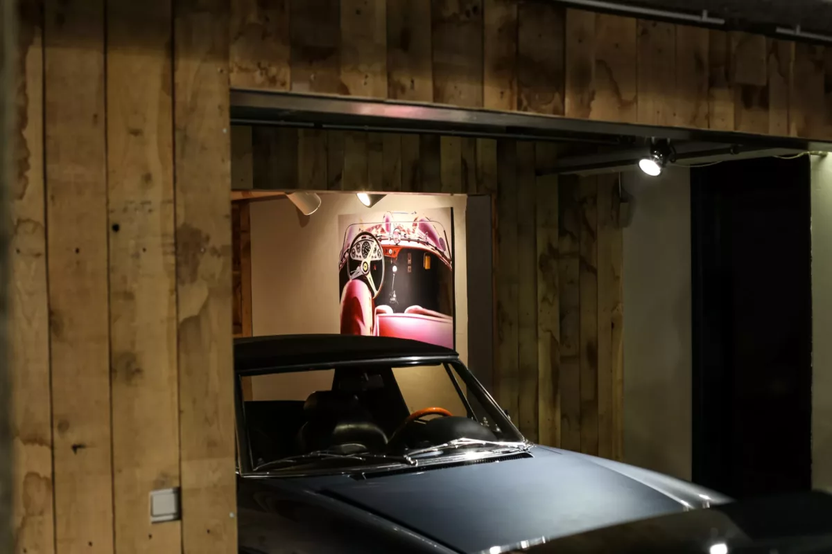 Obra Cars and Roses instalada en casa de un cliente – fotografía de autor