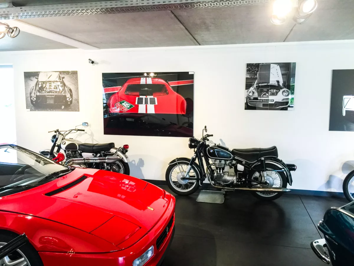 Obra Cars and Roses instalada en casa de un cliente – fotografía de autor