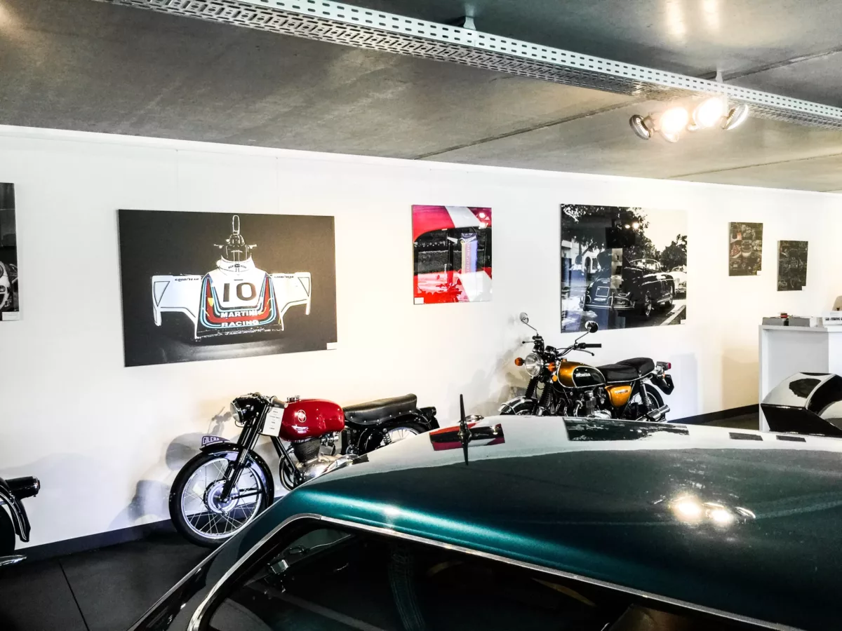 Obra Cars and Roses instalada en casa de un cliente – fotografía de autor