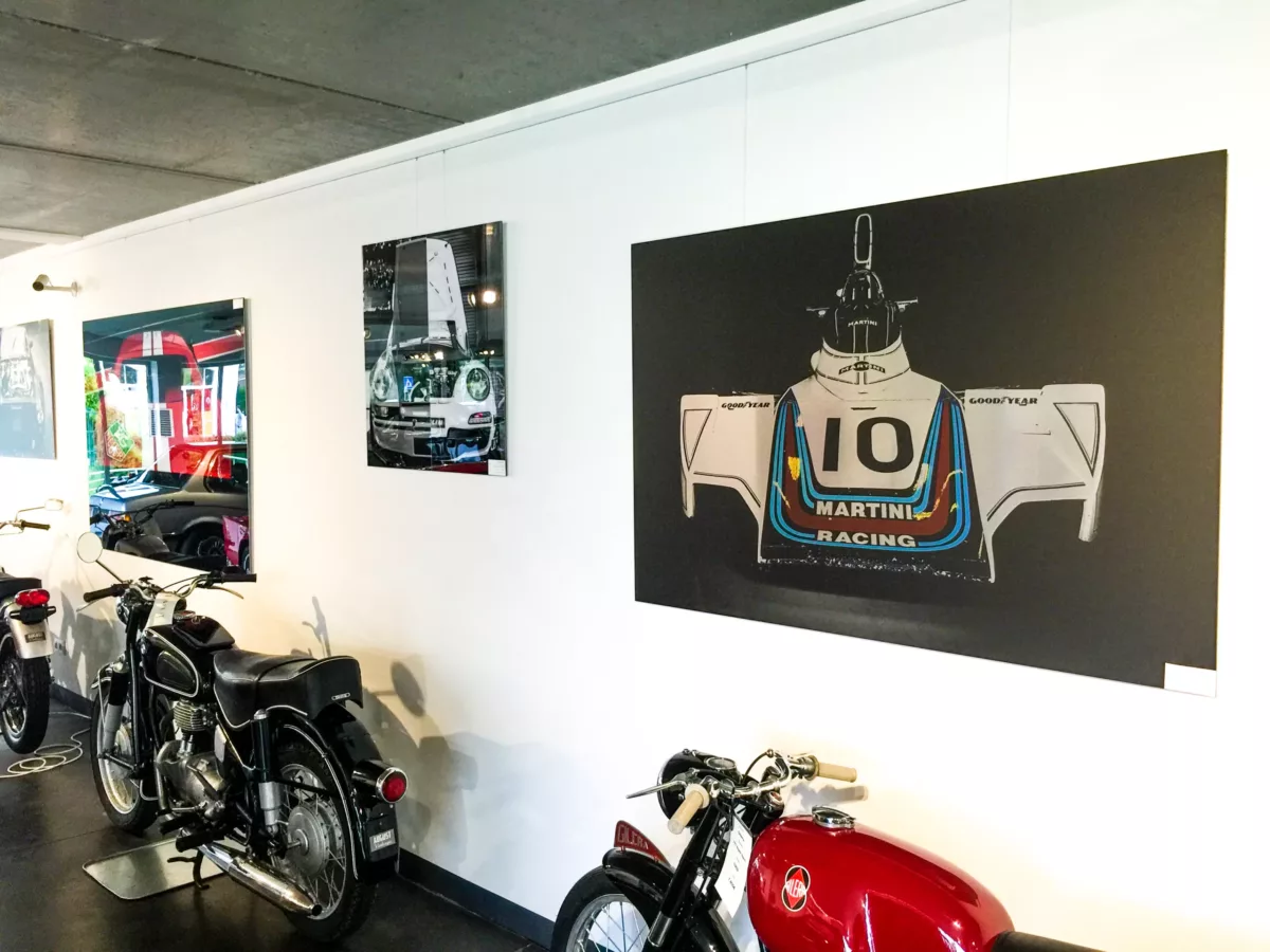 Obra Cars and Roses instalada en casa de un cliente – fotografía de autor