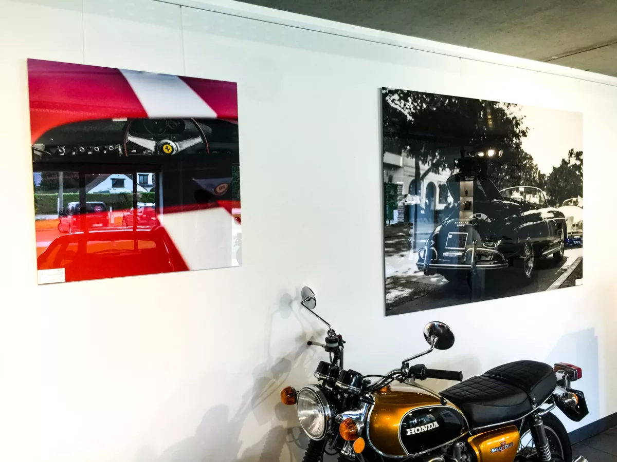Obra Cars and Roses instalada en casa de un cliente – fotografía de autor