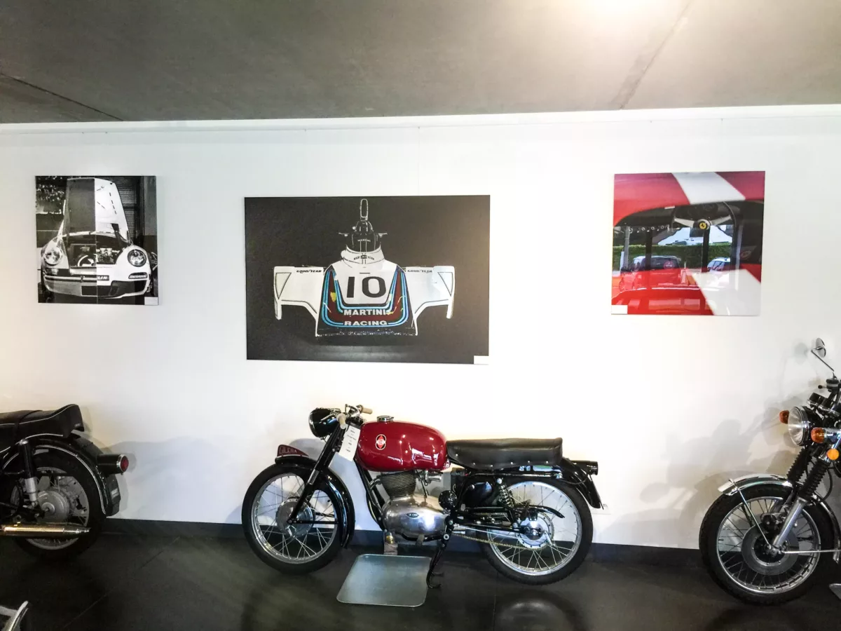 Obra Cars and Roses instalada en casa de un cliente – fotografía de autor