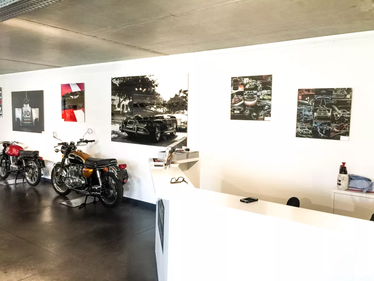 Obra Cars and Roses instalada en casa de un cliente – fotografía de autor