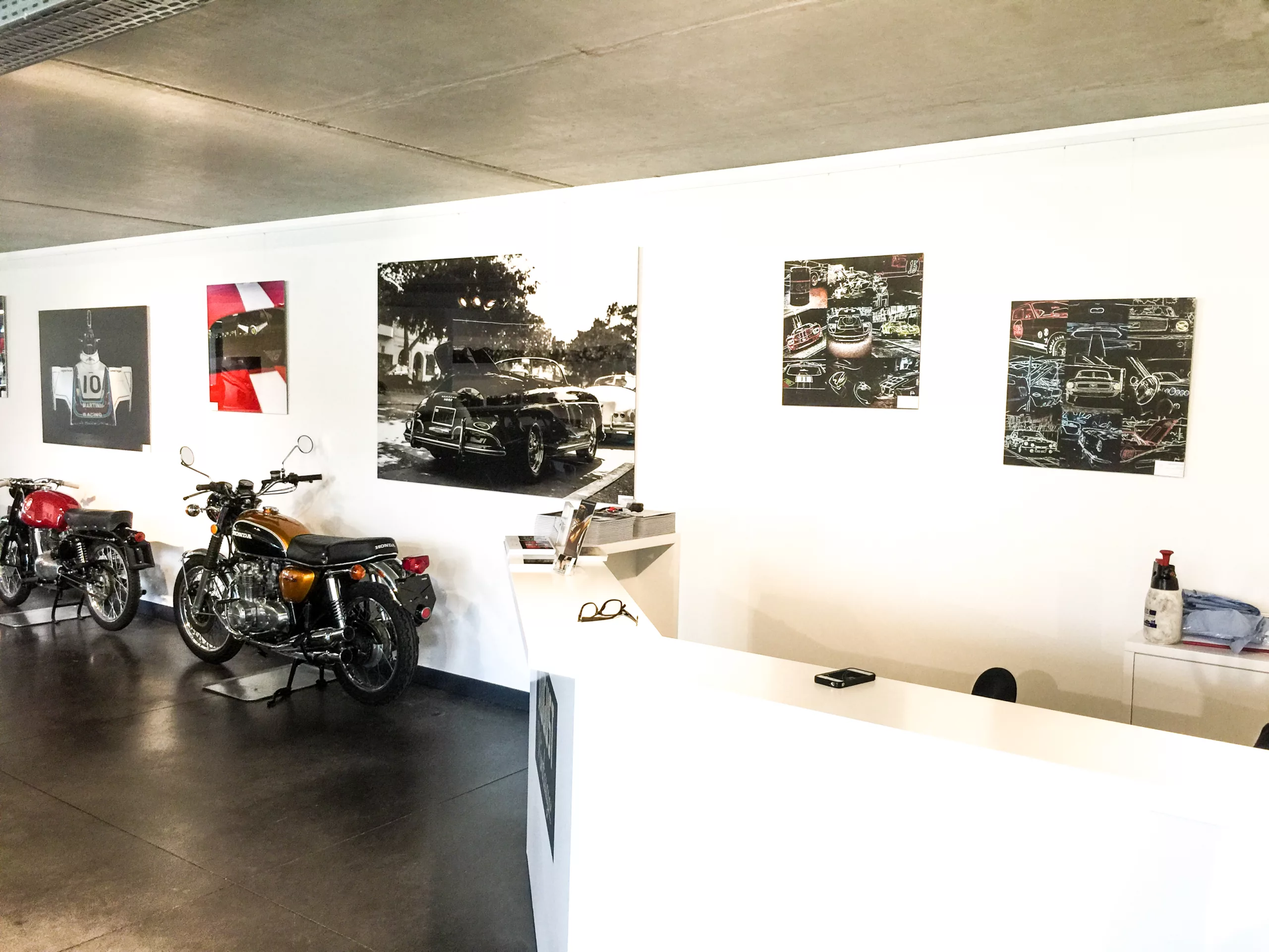 Obra Cars and Roses instalada en casa de un cliente - impresion fine art