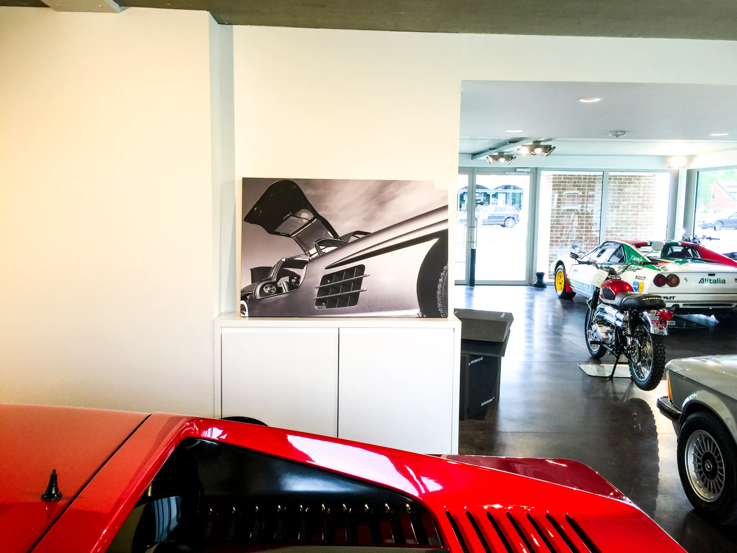 Obra Cars and Roses instalada en casa de un cliente - impresion fine art