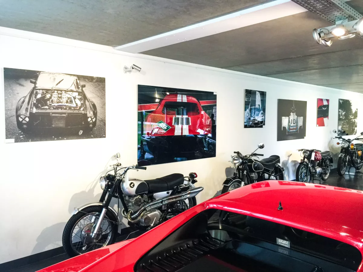Obra Cars and Roses instalada en casa de un cliente – fotografía de autor
