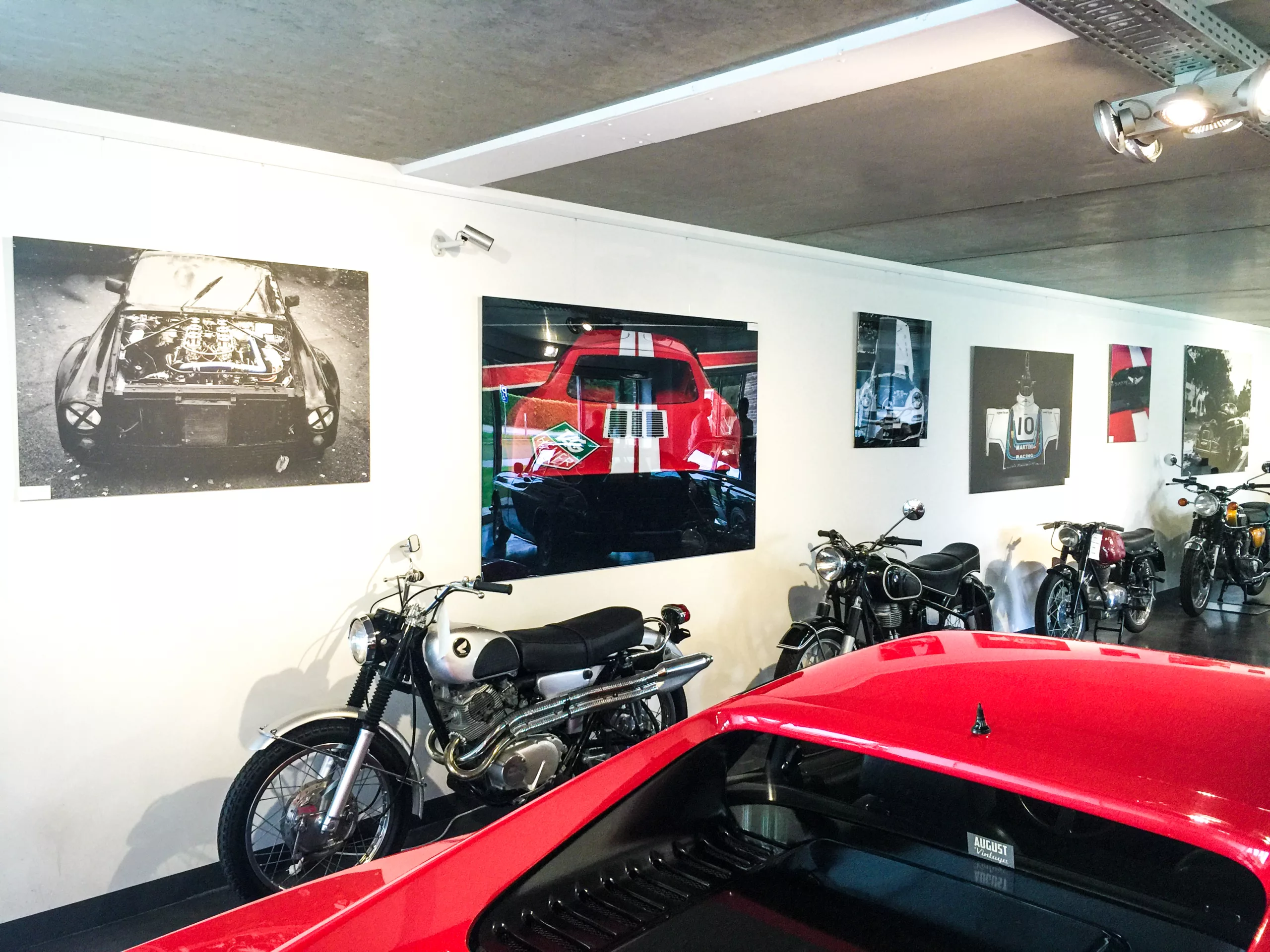 Obra Cars and Roses instalada en casa de un cliente - impresion fine art