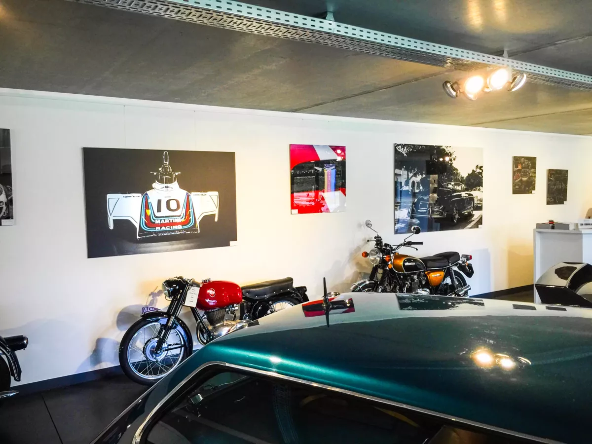 Obra Cars and Roses instalada en casa de un cliente – fotografía de autor