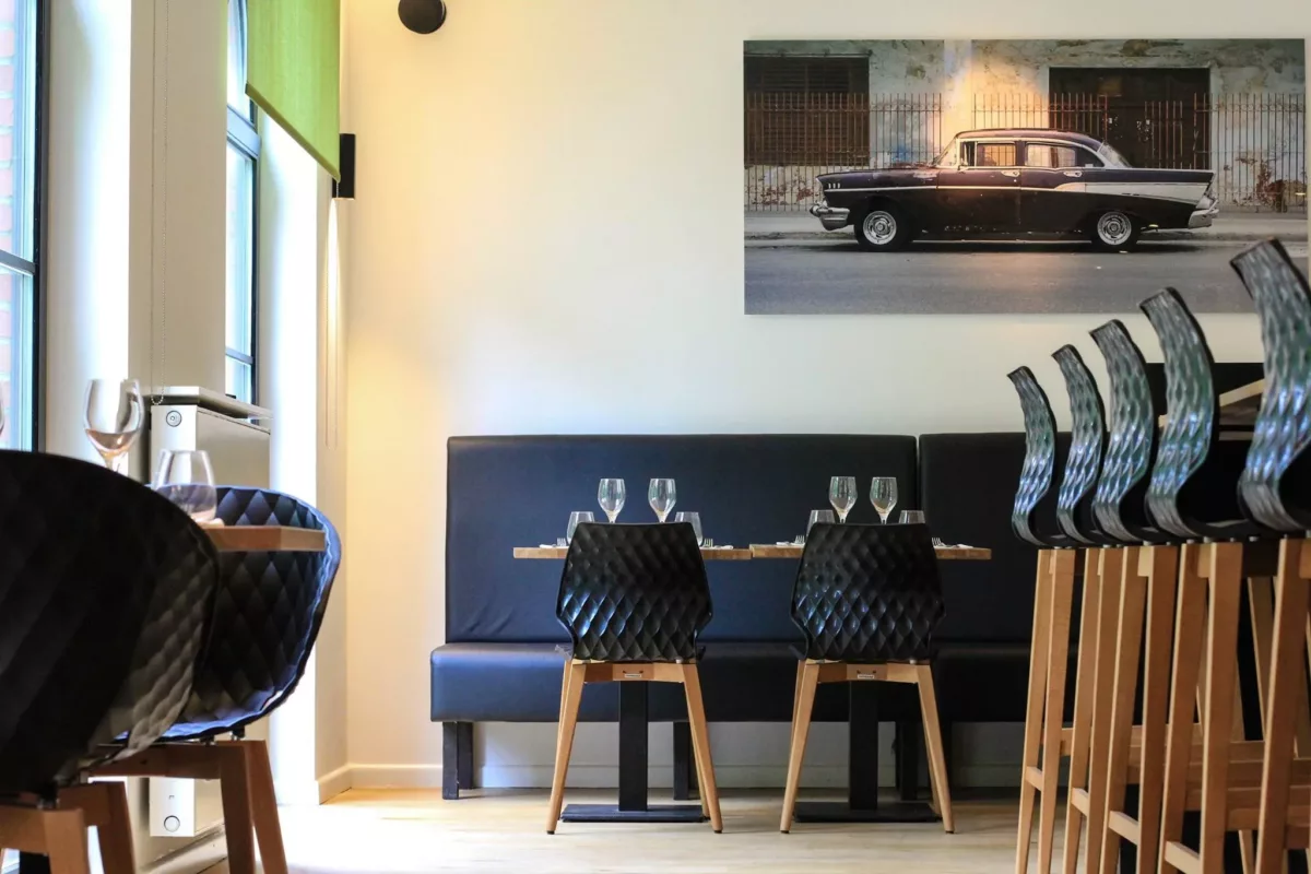 Obra Cars and Roses instalada en casa de un cliente – fotografía de autor