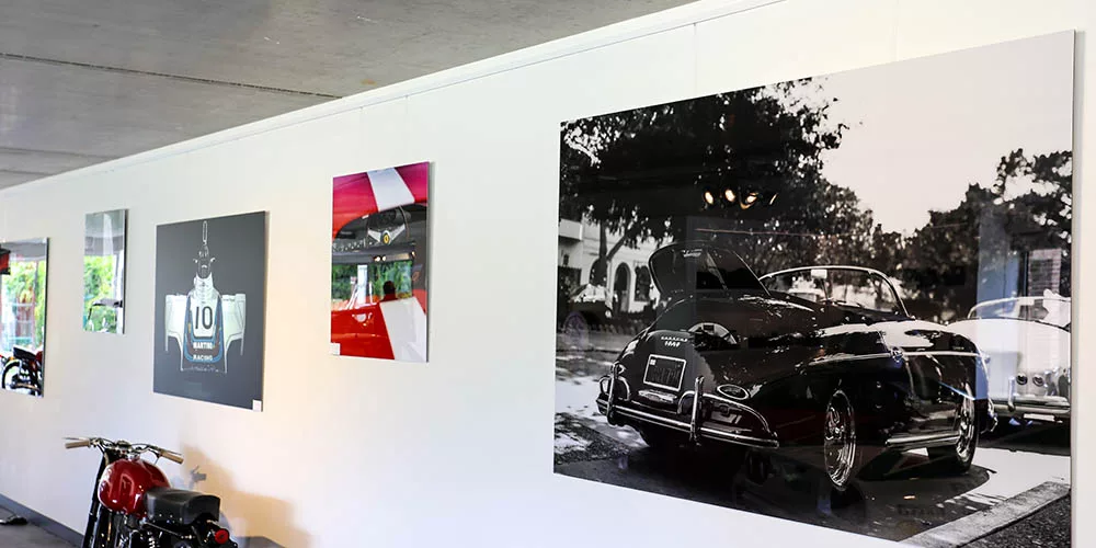 Cuadro fotográfico enmarcado en un pasillo interior con puerta negra — Cars and Roses