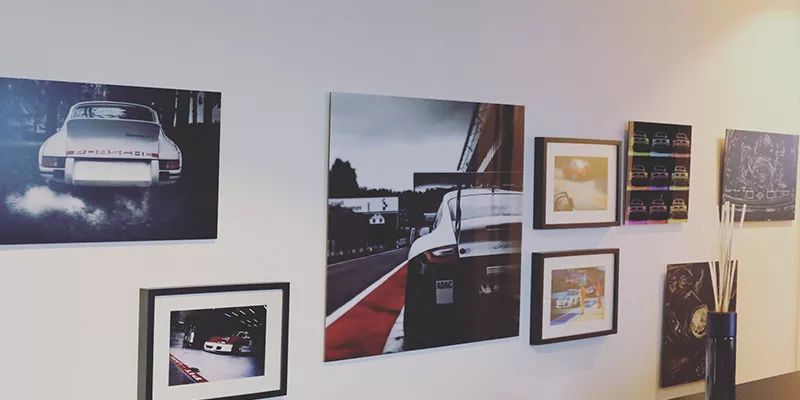 Cuadro fotográfico de coche enmarcado instalado en casa de un cliente — Cars and Roses