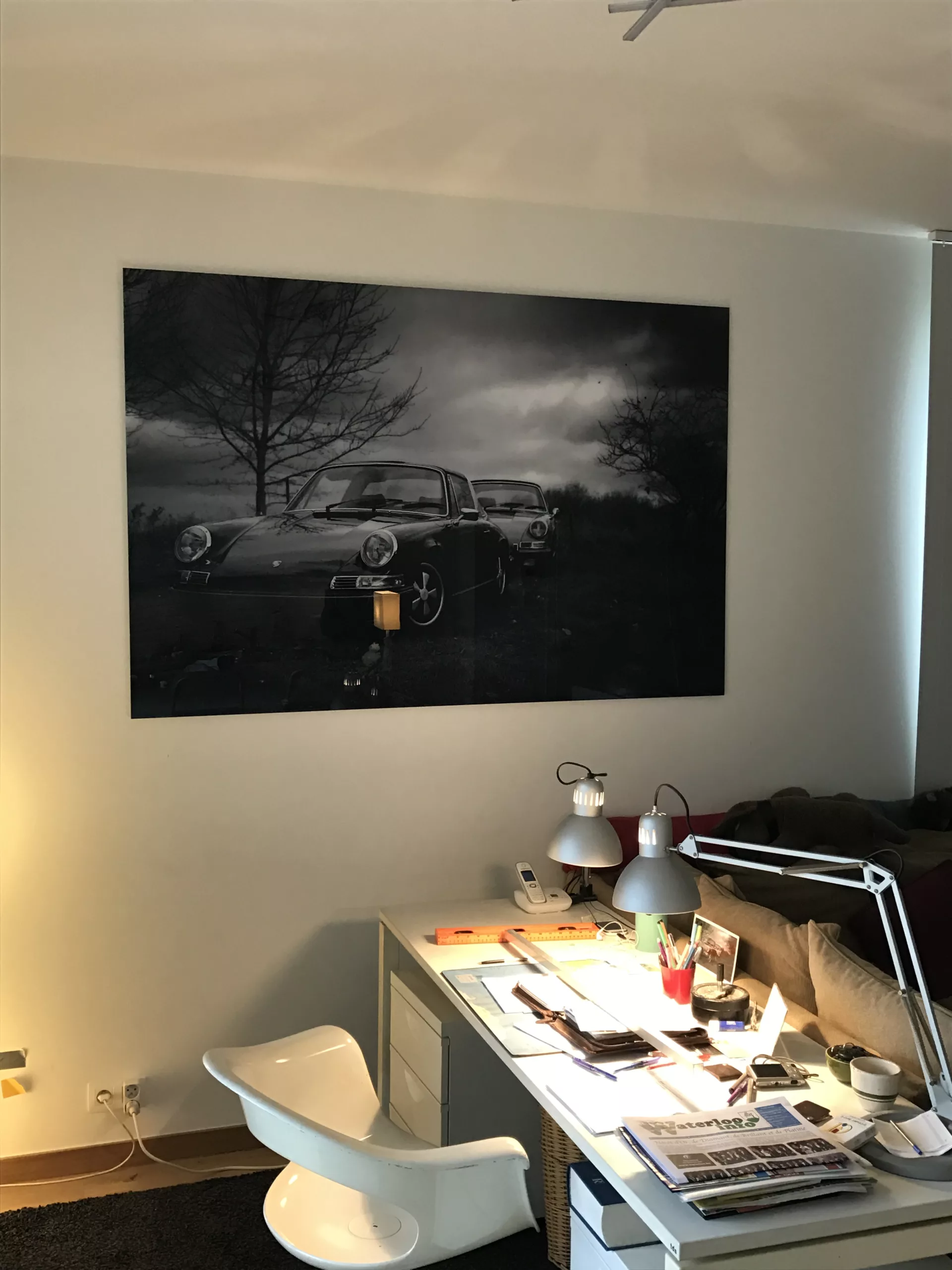 Gran cuadro fotográfico de paisaje desértico enmarcado sobre pared blanca — Cars and Roses