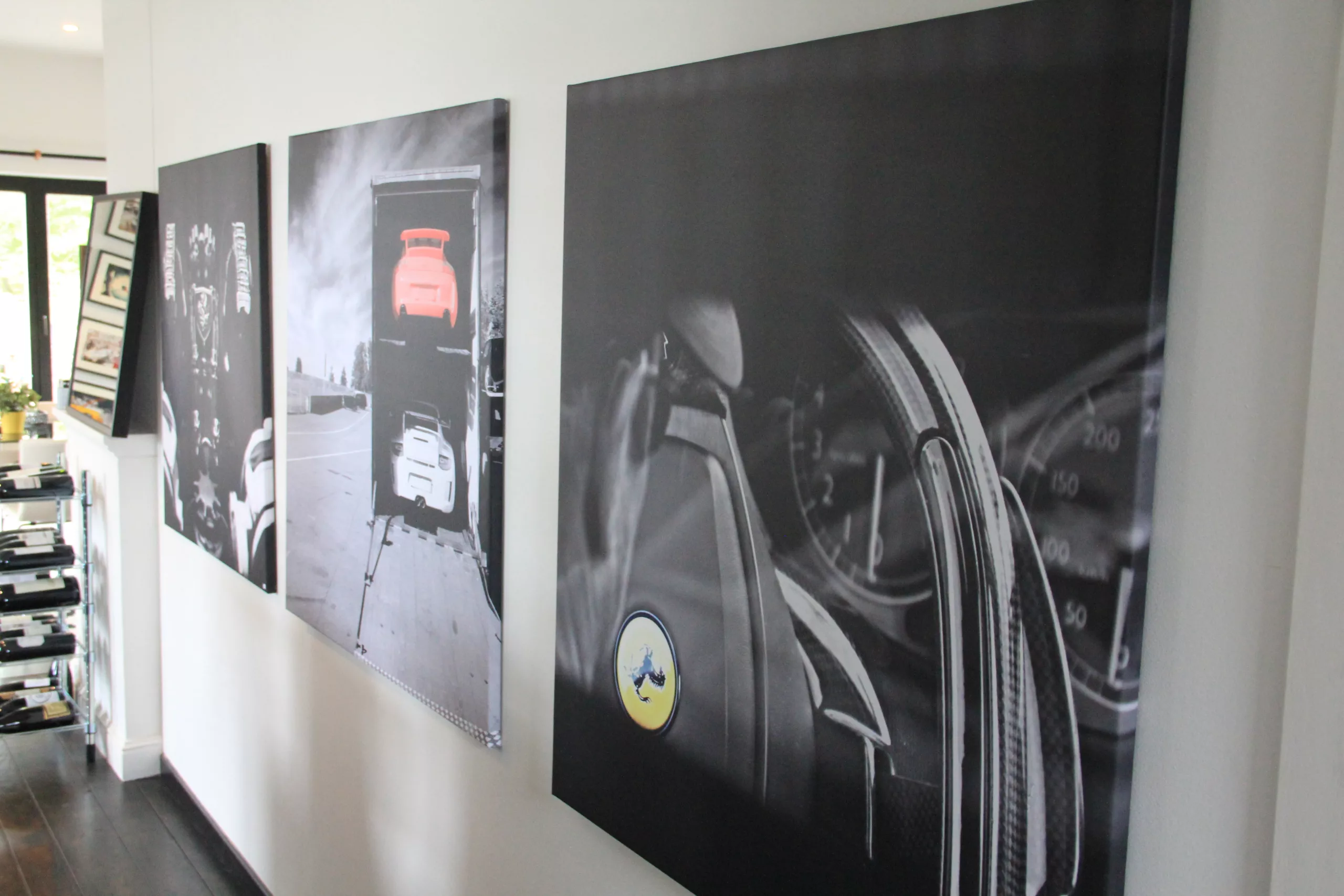 Obra Cars and Roses instalada en casa de un cliente - impresion fine art