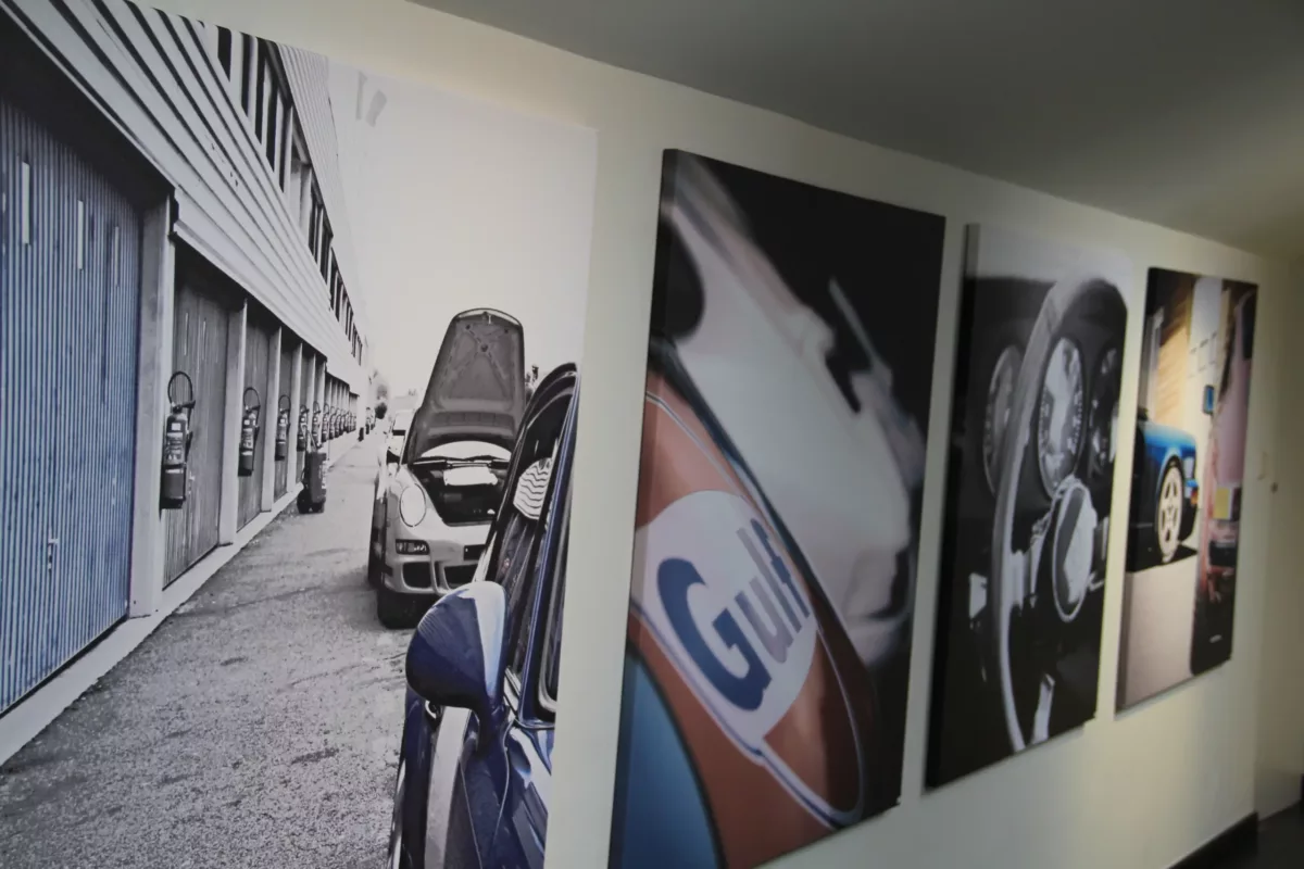 Obra Cars and Roses instalada en casa de un cliente – fotografía de autor