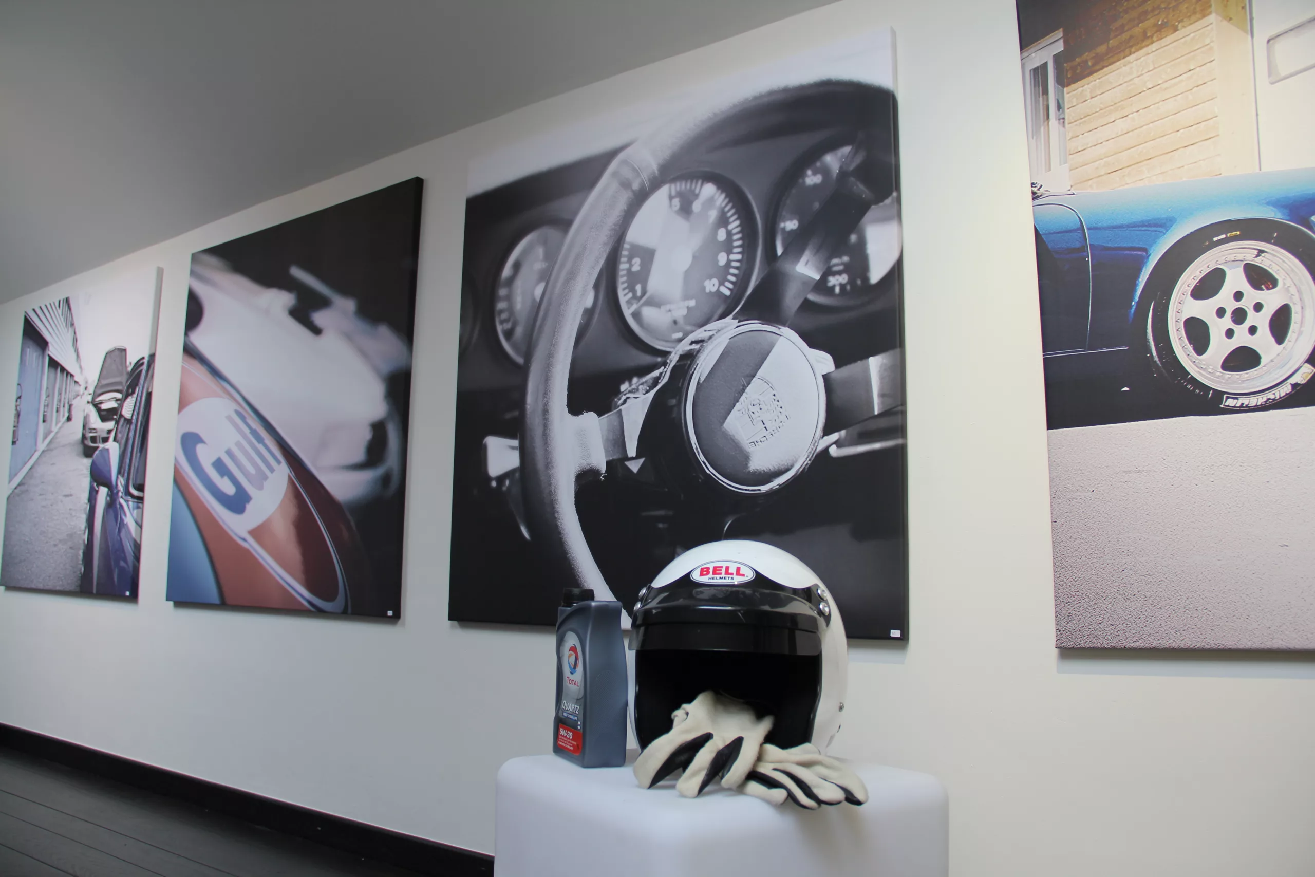 Obra Cars and Roses instalada en casa de un cliente - impresion fine art