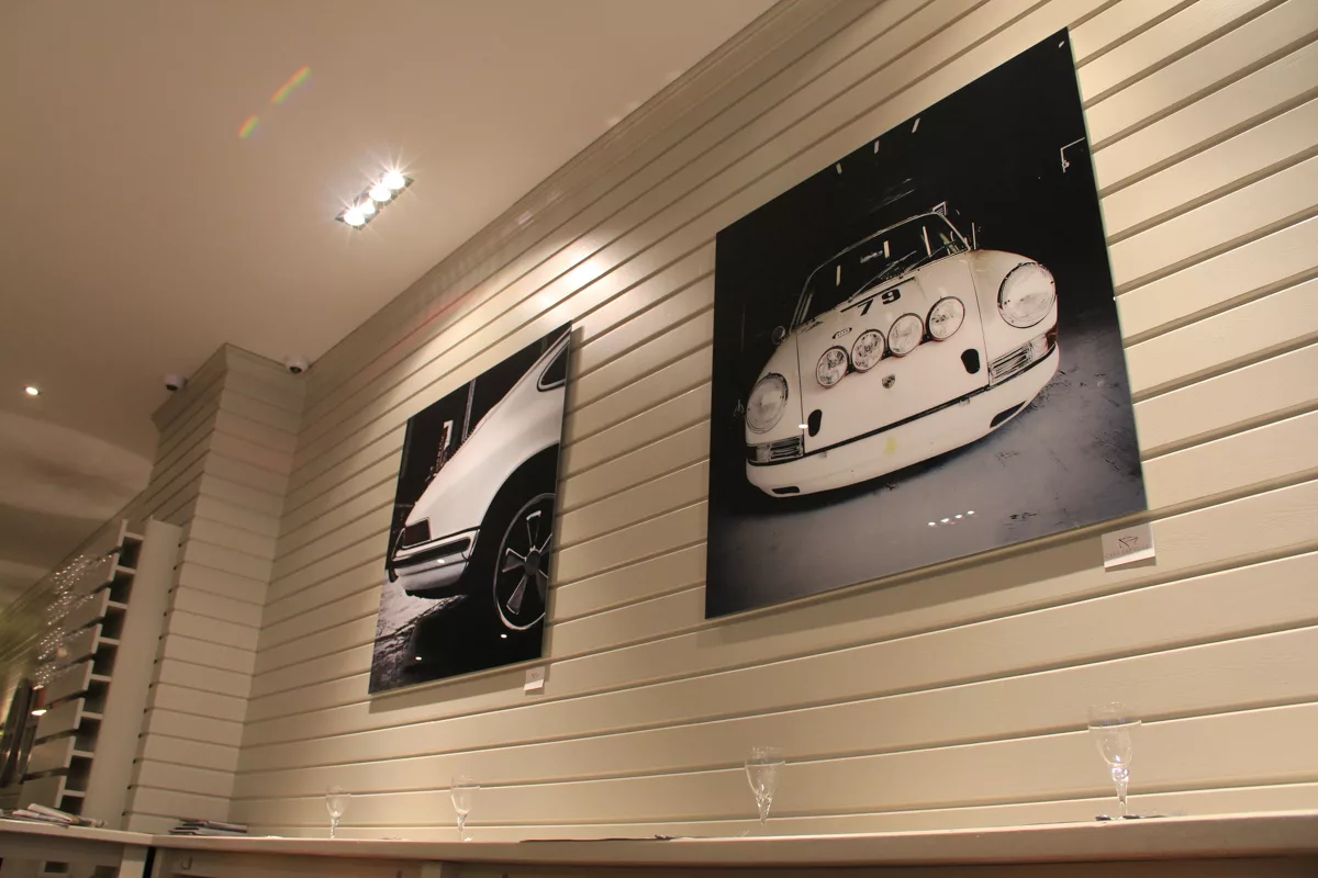 Obra Cars and Roses instalada en casa de un cliente – fotografía de autor