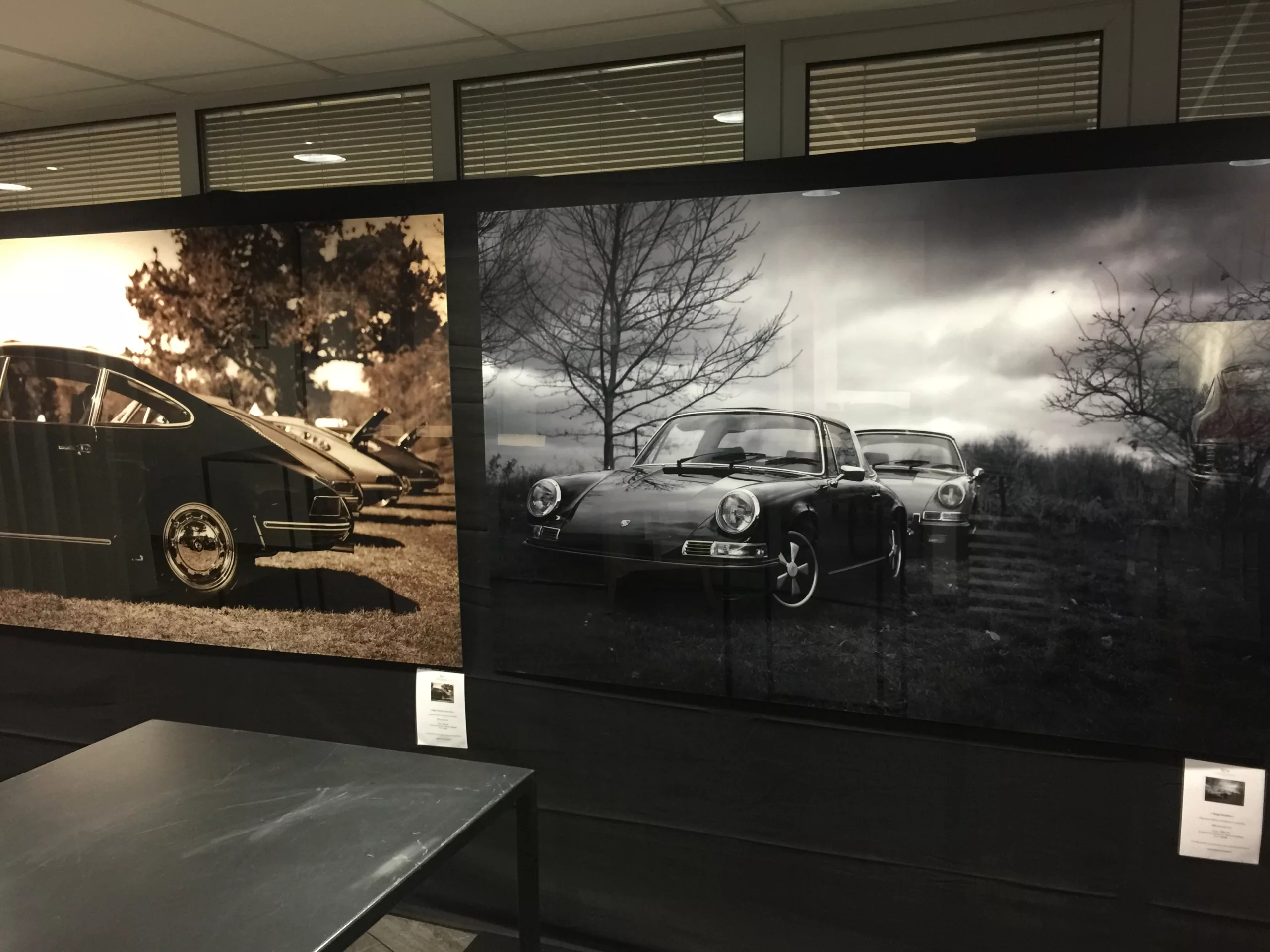 Cuadro fotográfico en blanco y negro enmarcado en una habitación de ambiente cálido — Cars and Roses