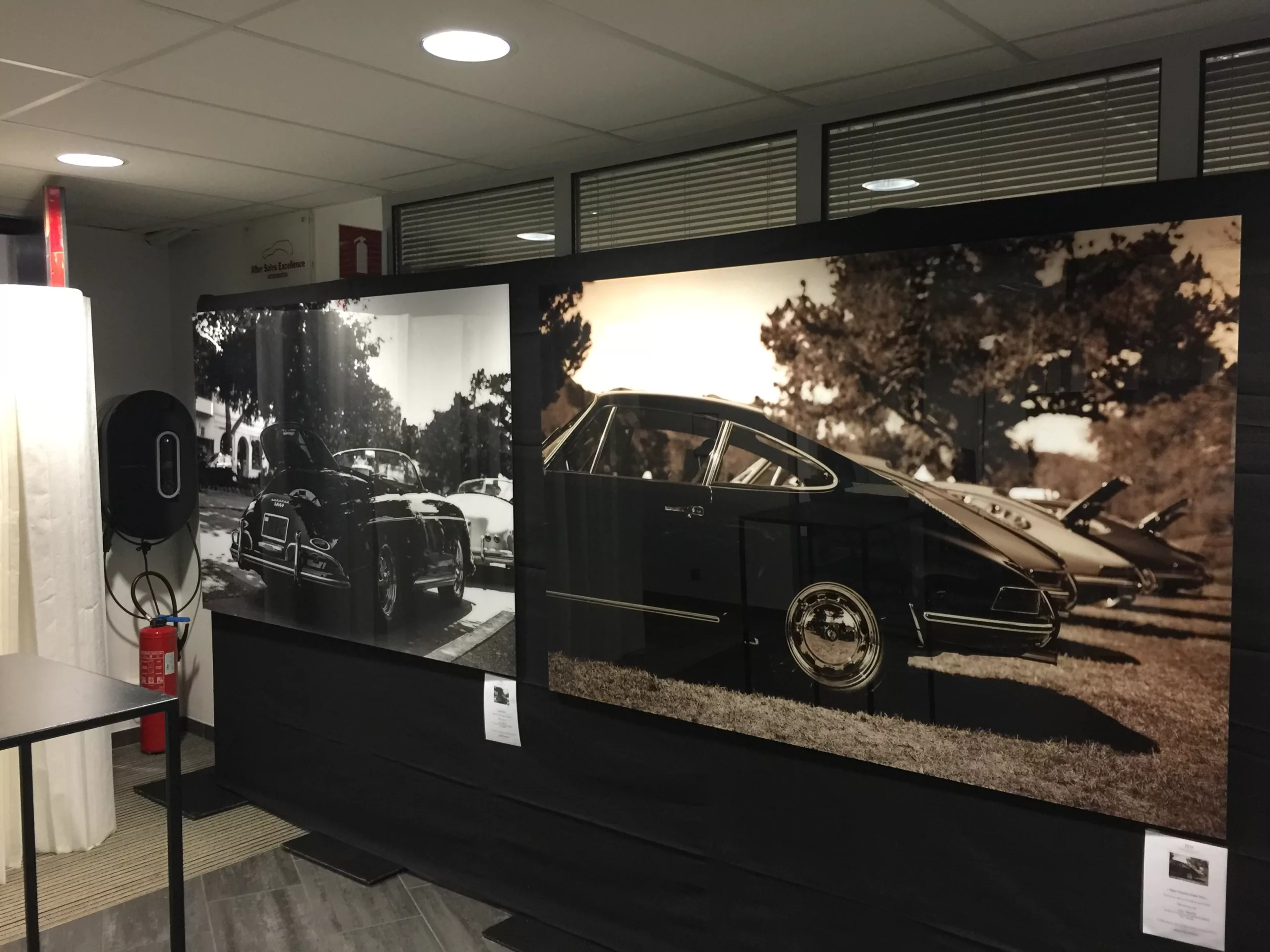 Cuadros fotográficos de coches instalados en un showroom — Cars and Roses