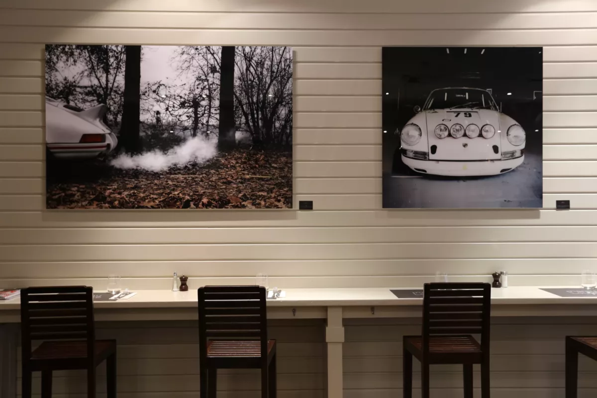 Obra Cars and Roses instalada en casa de un cliente – fotografía de autor