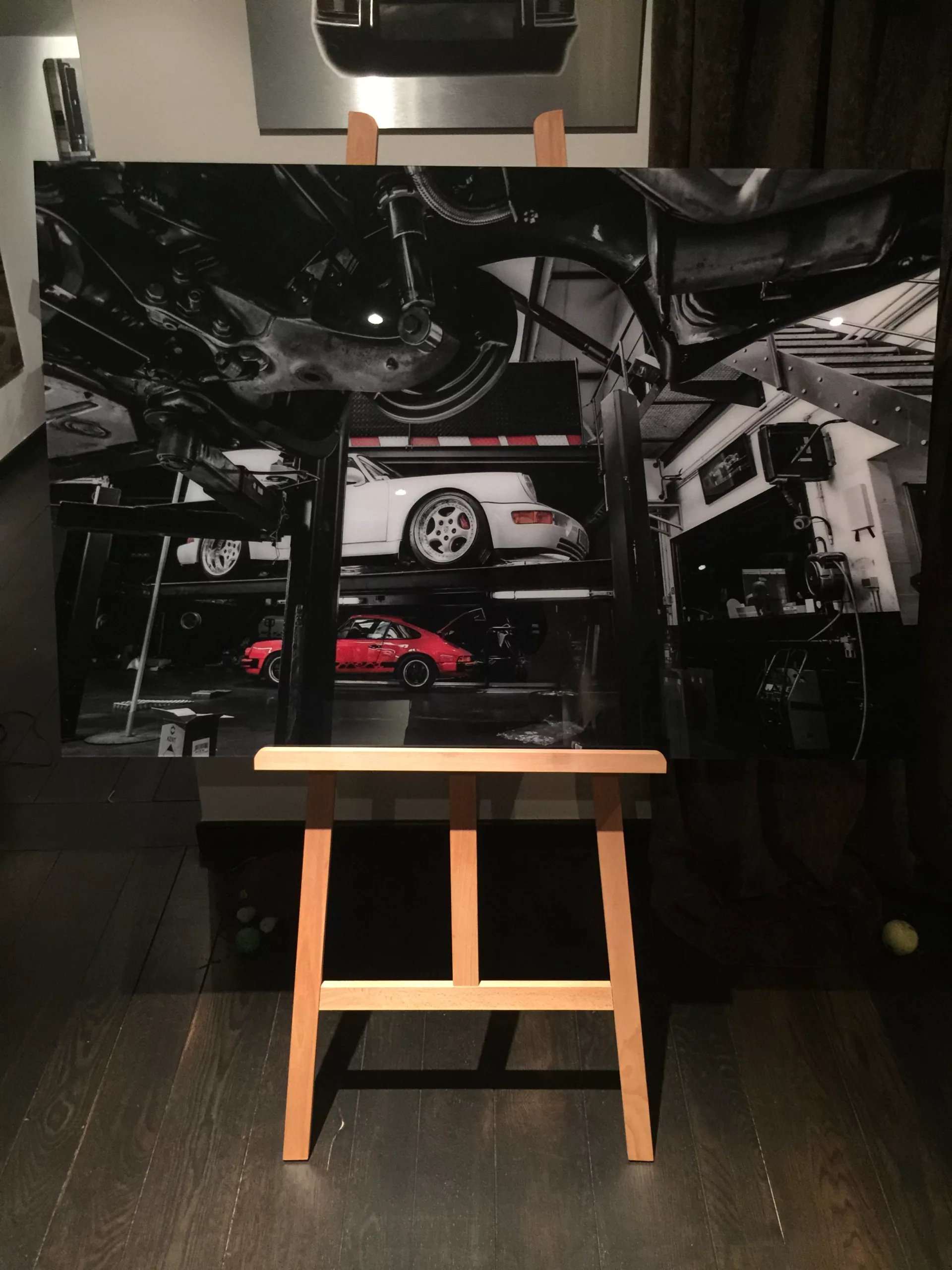 Colocación de un cuadro fotográfico sobre un caballete — entre bastidores en el taller de Cars and Roses