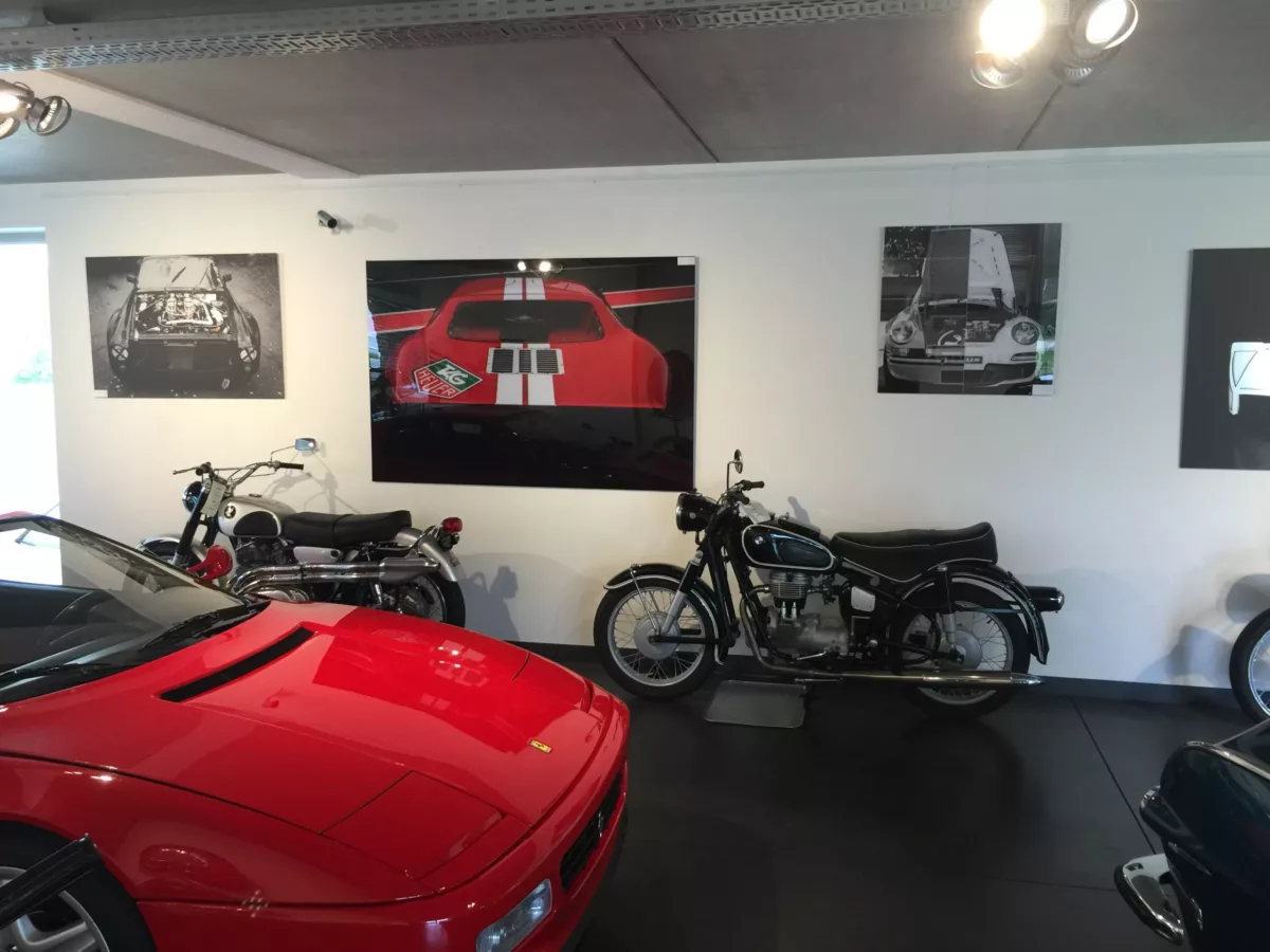 Obra Cars and Roses instalada en casa de un cliente – fotografía de autor