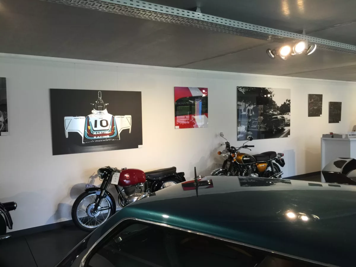 Obra Cars and Roses instalada en casa de un cliente – fotografía de autor