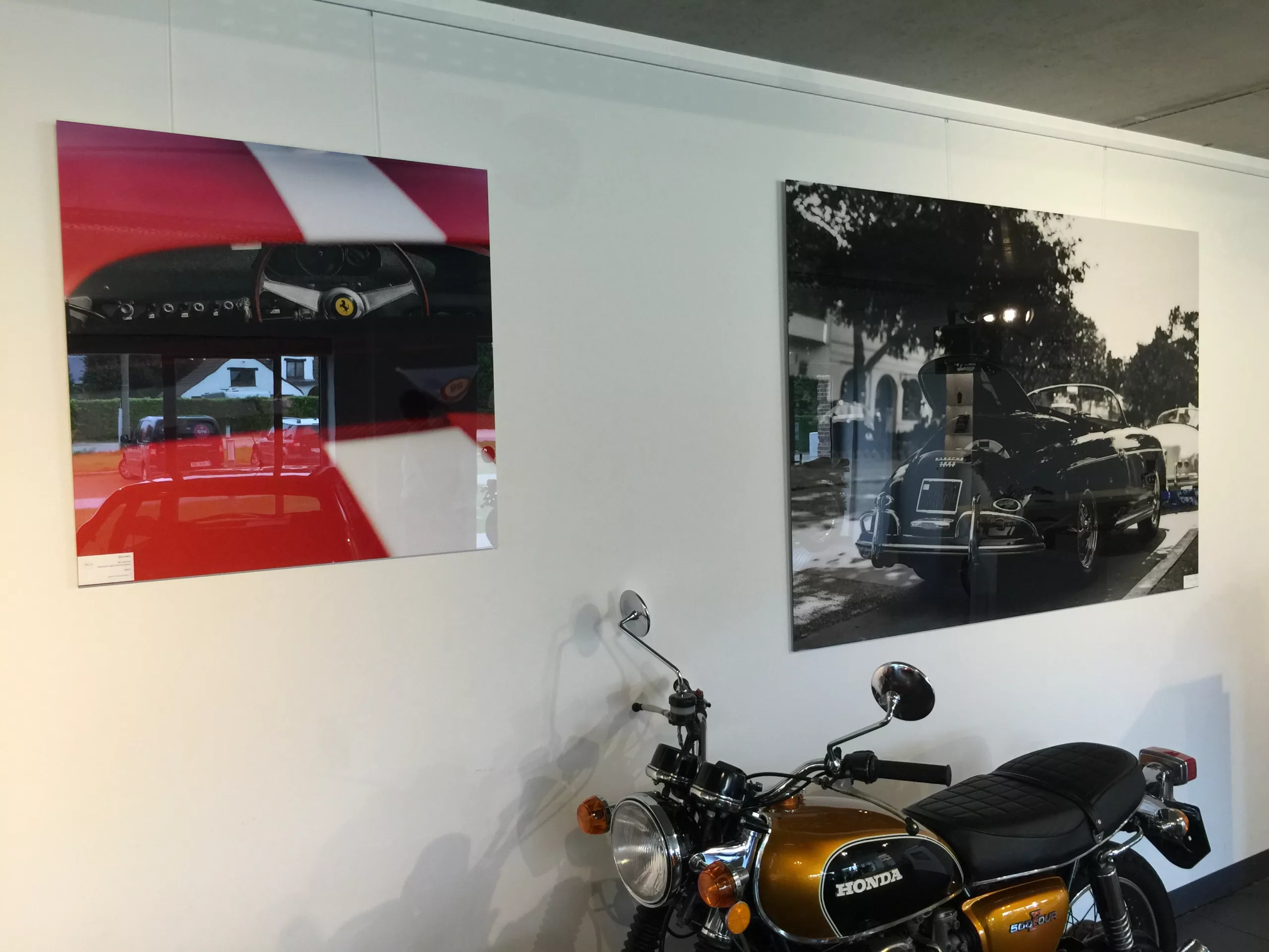 Obra Cars and Roses instalada en casa de un cliente - impresion fine art