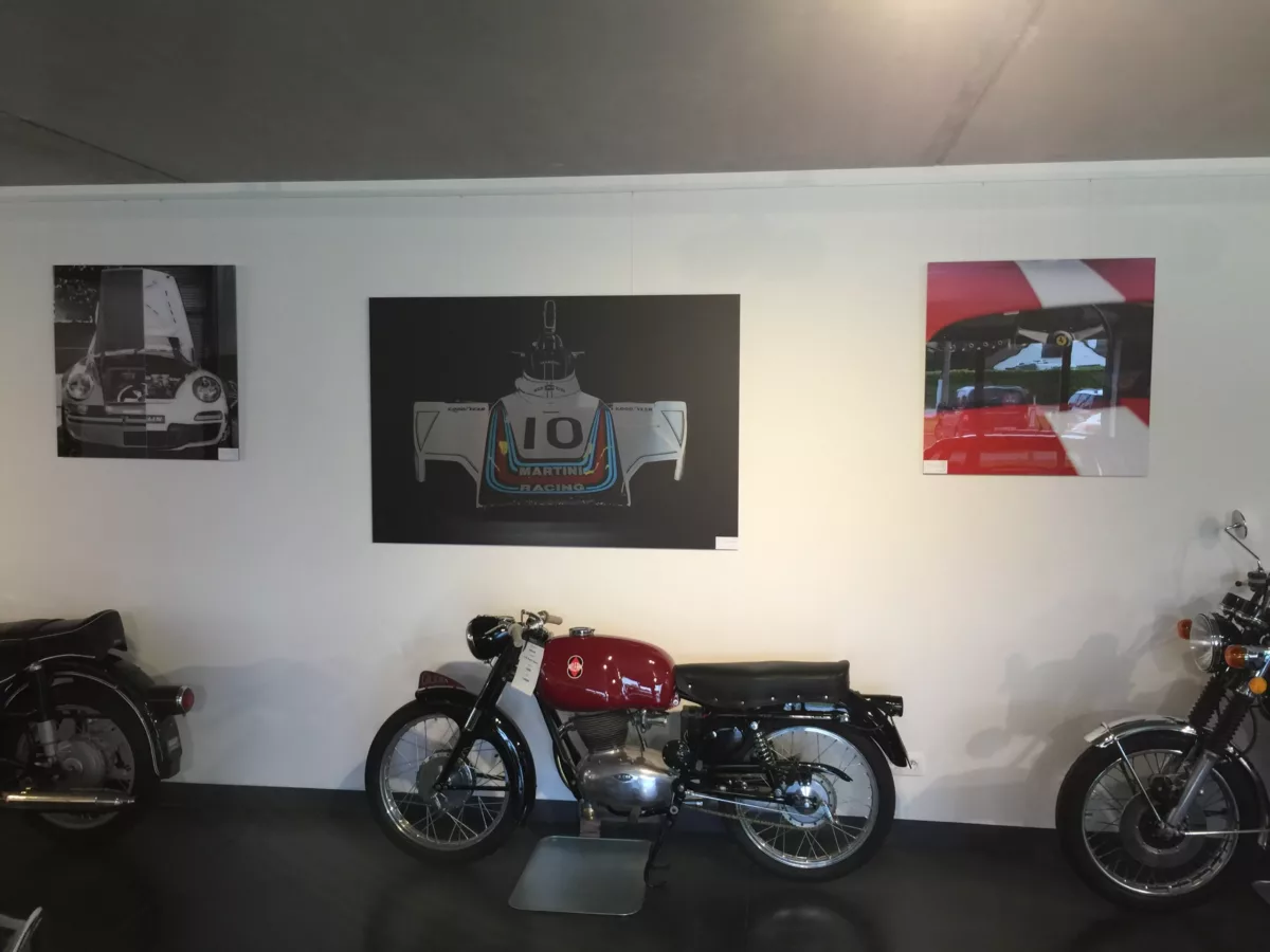 Obra Cars and Roses instalada en casa de un cliente – fotografía de autor