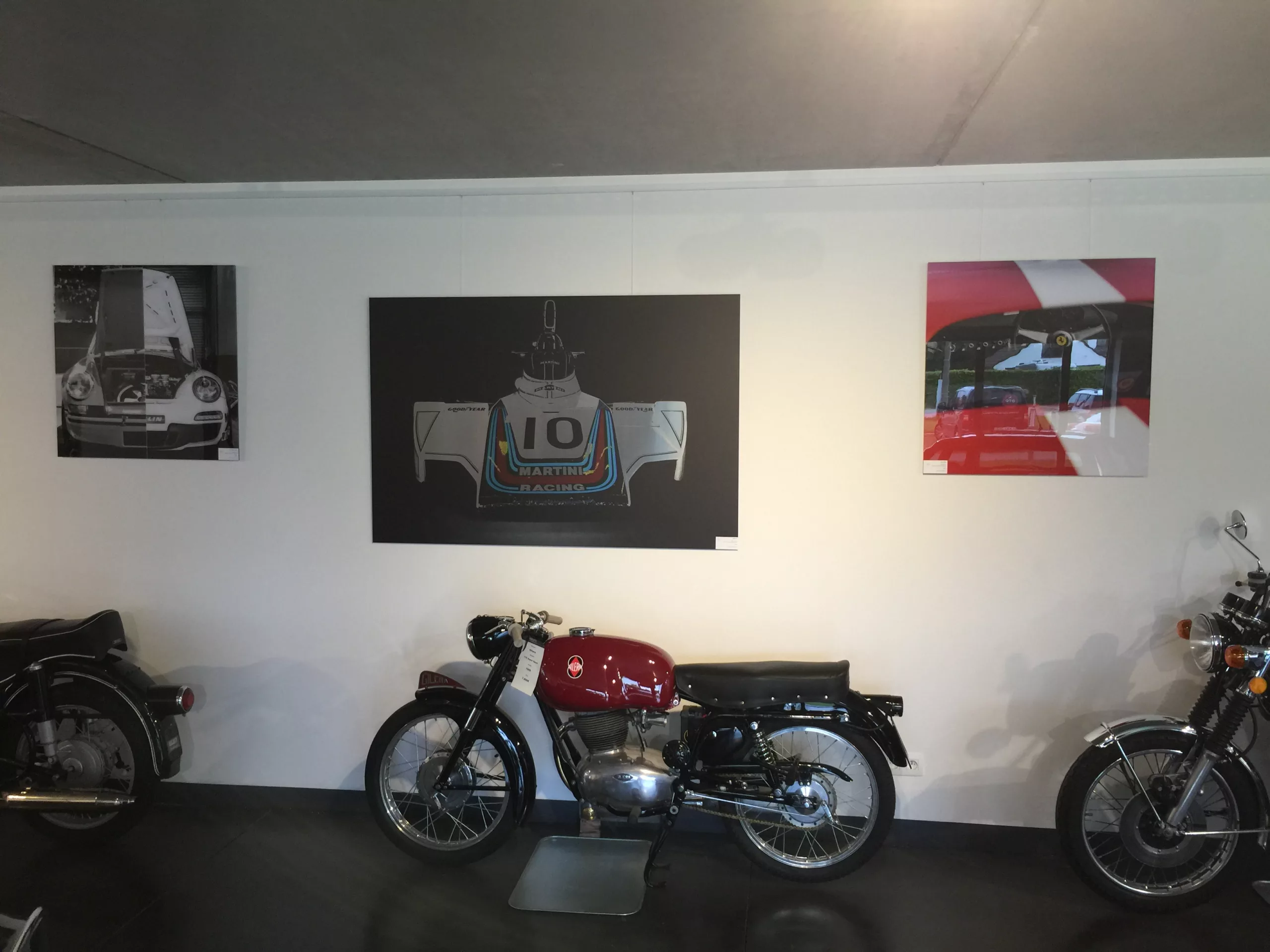 Obra Cars and Roses instalada en casa de un cliente - impresion fine art