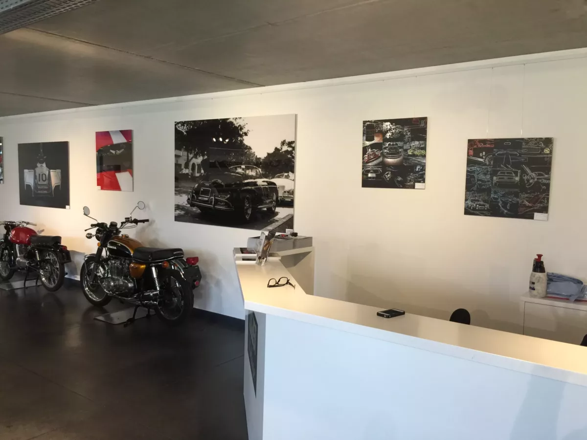 Obra Cars and Roses instalada en casa de un cliente – fotografía de autor