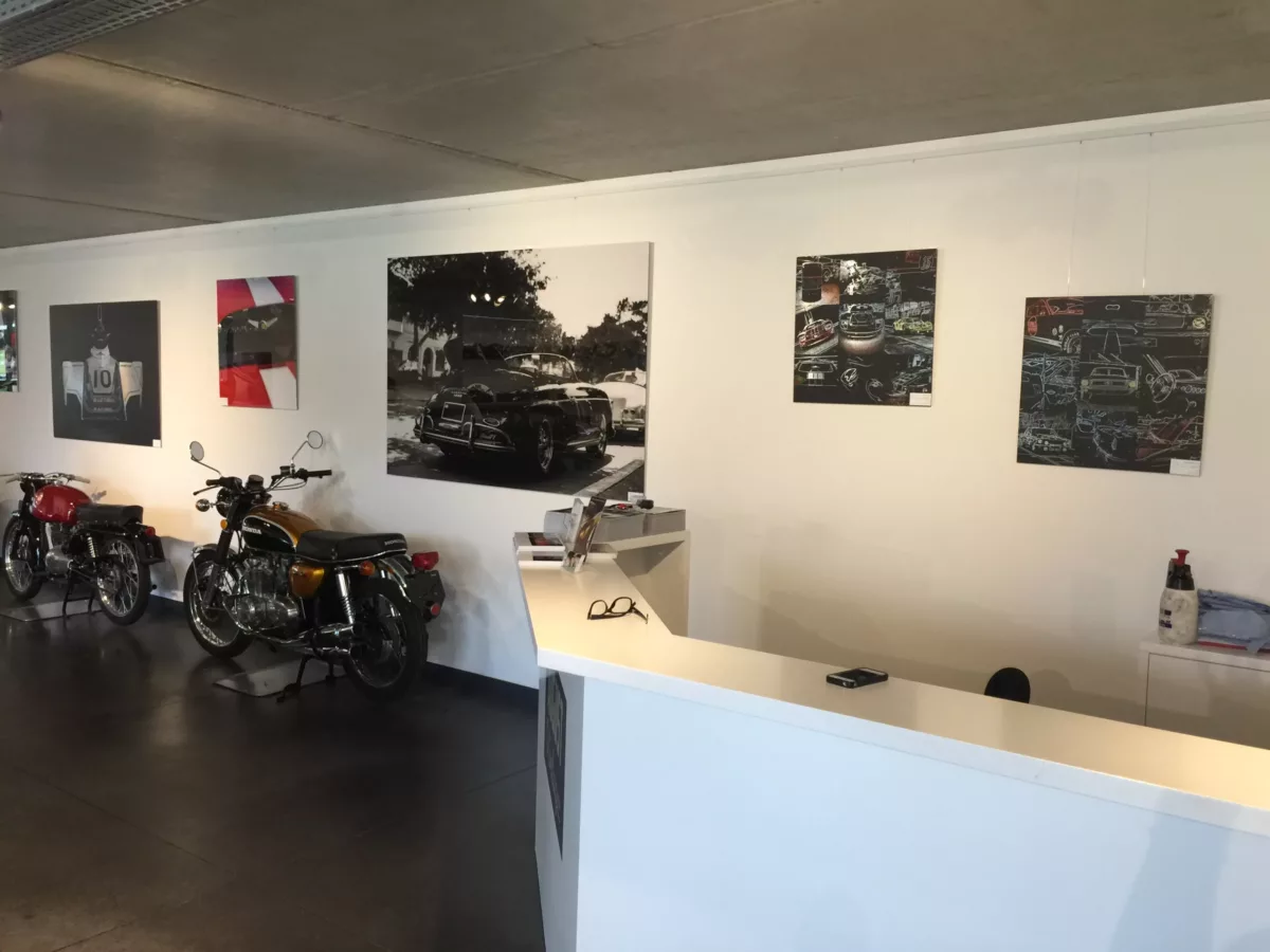 Obra Cars and Roses instalada en casa de un cliente – fotografía de autor