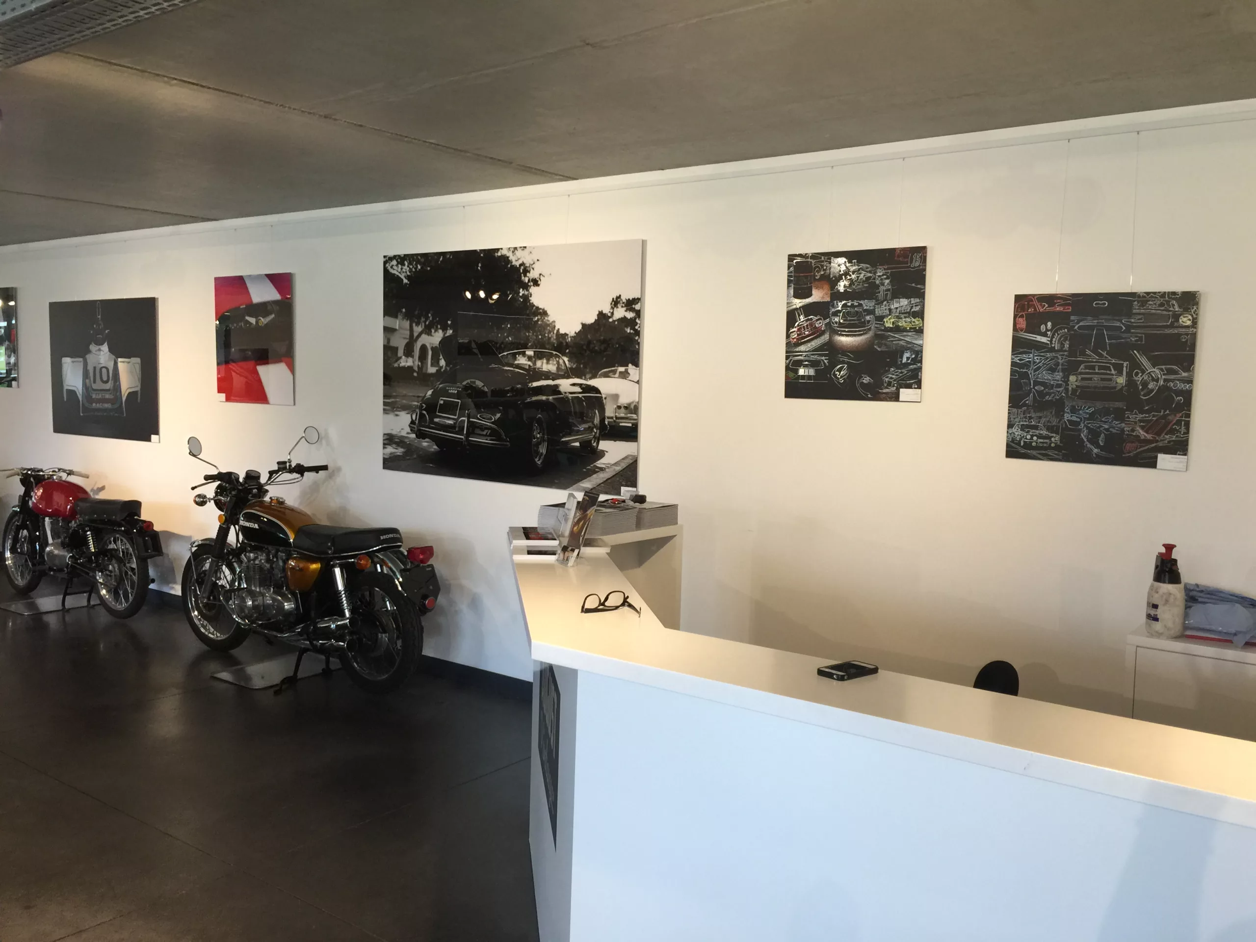 Obra Cars and Roses instalada en casa de un cliente - impresion fine art