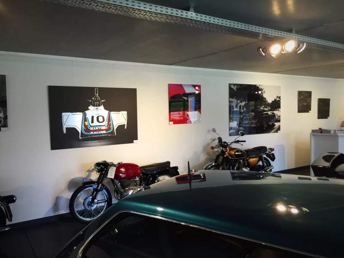 Obra Cars and Roses instalada en casa de un cliente – fotografía de autor