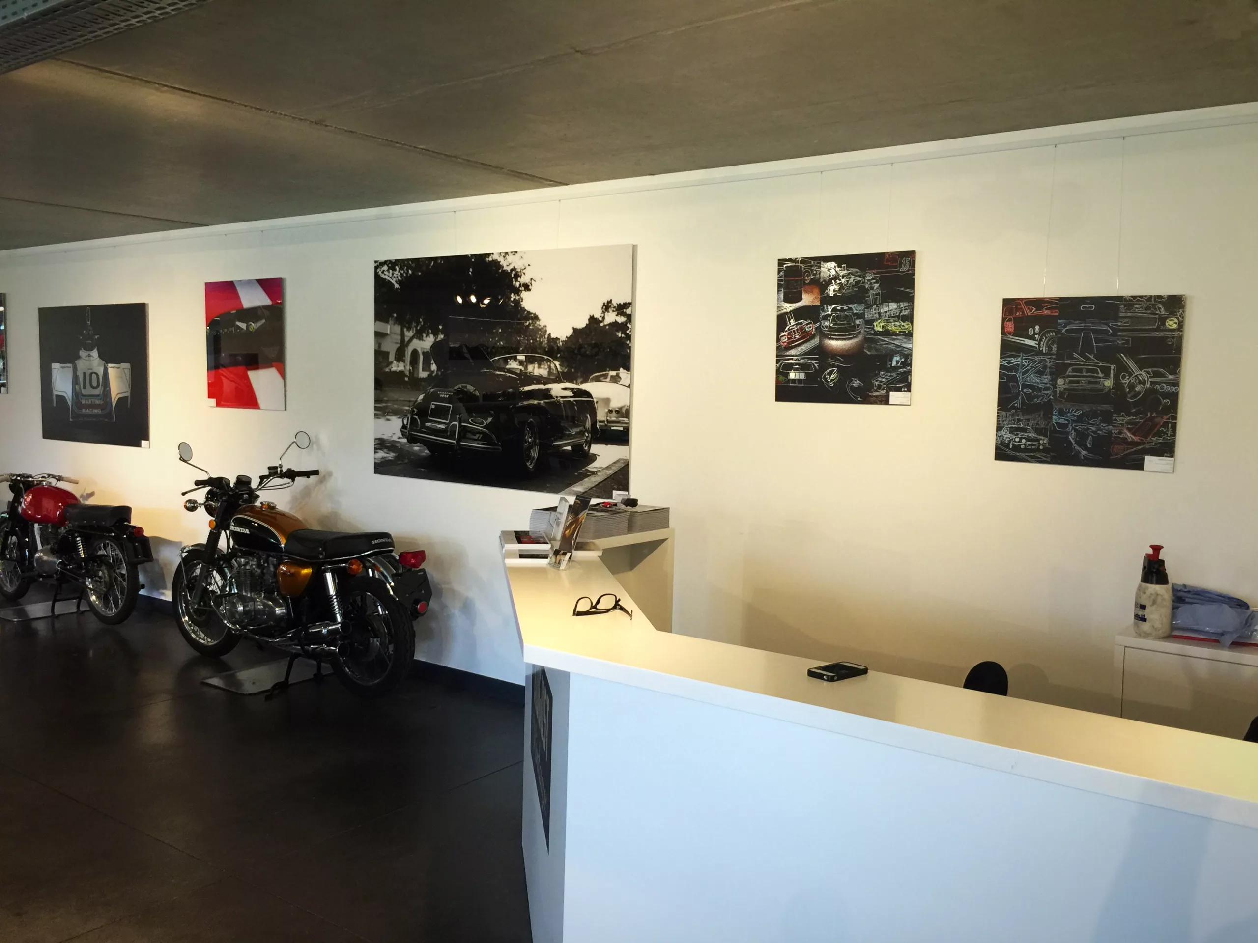 Obra Cars and Roses instalada en casa de un cliente - impresion fine art