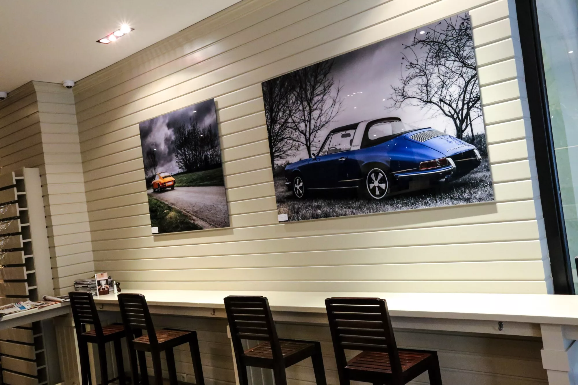 Cuadro fotográfico de coche enmarcado sobre una mesa de comedor, interior gris — Cars and Roses