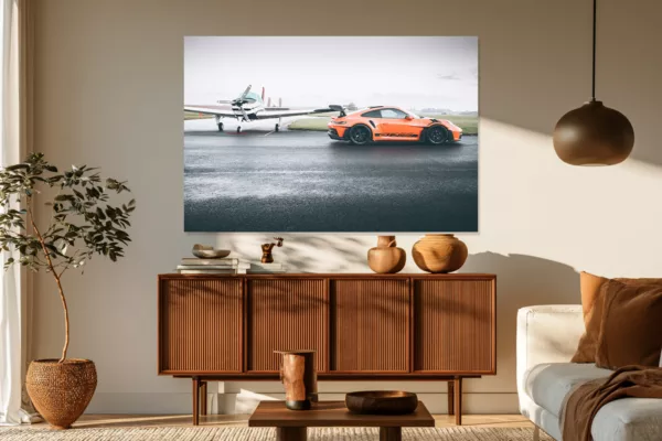 Cuadro Porsche GT3 RS pista mojada en un salón moderno