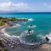Bahía turquesa y rocas volcánicas en Creta, Grecia - fotografía de fine art