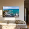Fotografía artística de la bahía turquesa de Creta en un salón de estilo mediterráneo