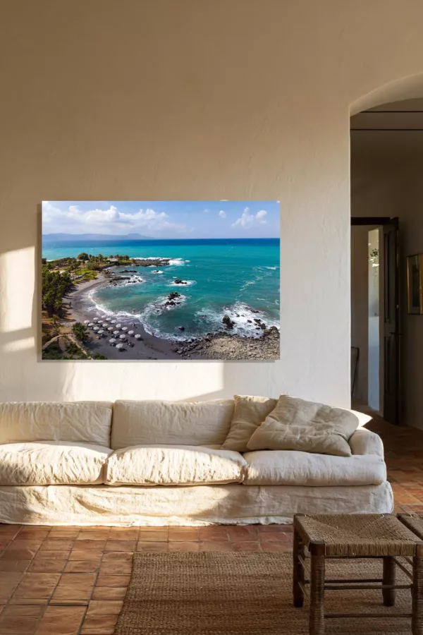 Fotografía artística de la bahía turquesa de Creta en un salón de estilo mediterráneo