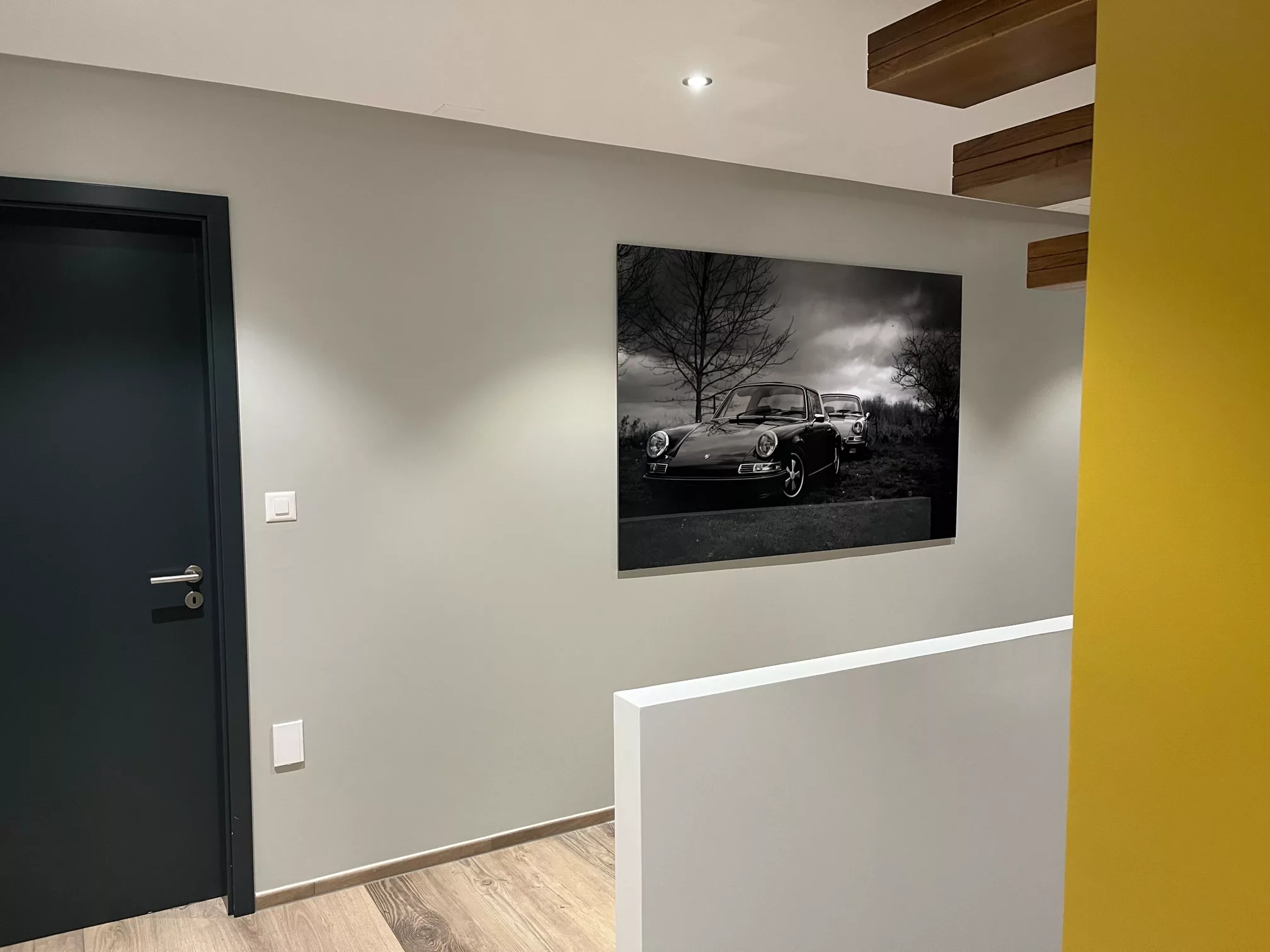 Cuadro fotográfico de coche enmarcado instalado en el interior de un cliente — Cars and Roses