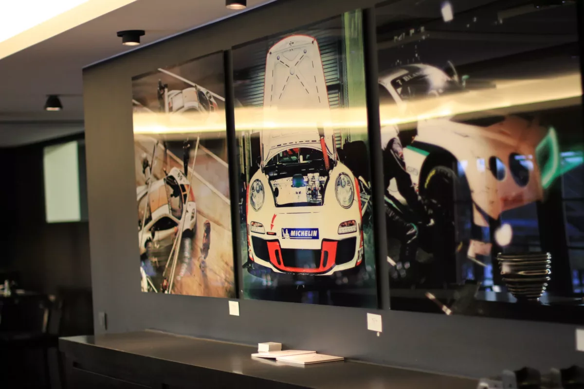 Obra Cars and Roses instalada en casa de un cliente – fotografía de autor