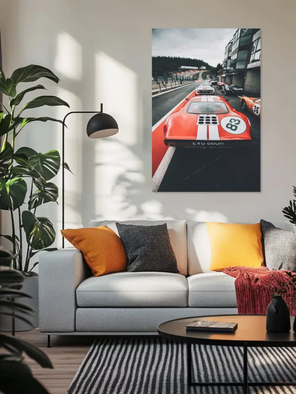 Ford GT40 en cuadro de arte en un salón