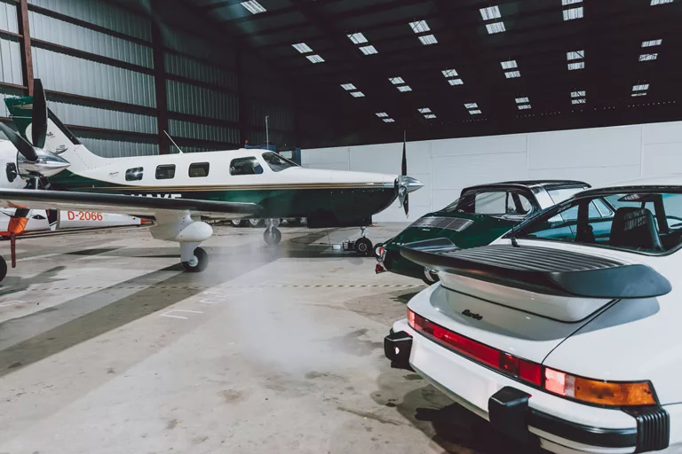 Porsche 911 Turbo y Piper Malibu — Hangar Light — fotografía de arte en edición limitada