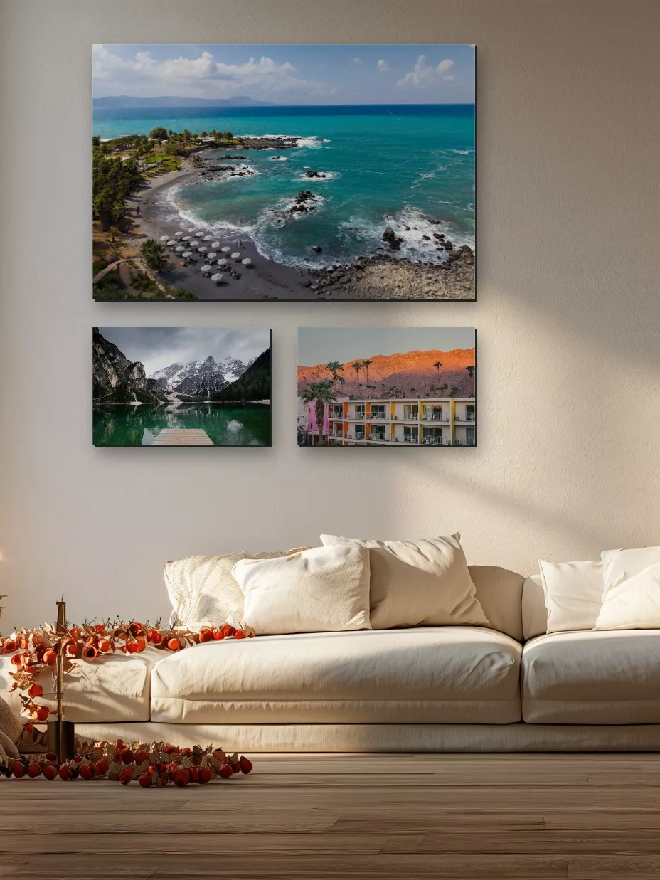 Tres fotografías de arte de paisajes en un salón luminoso